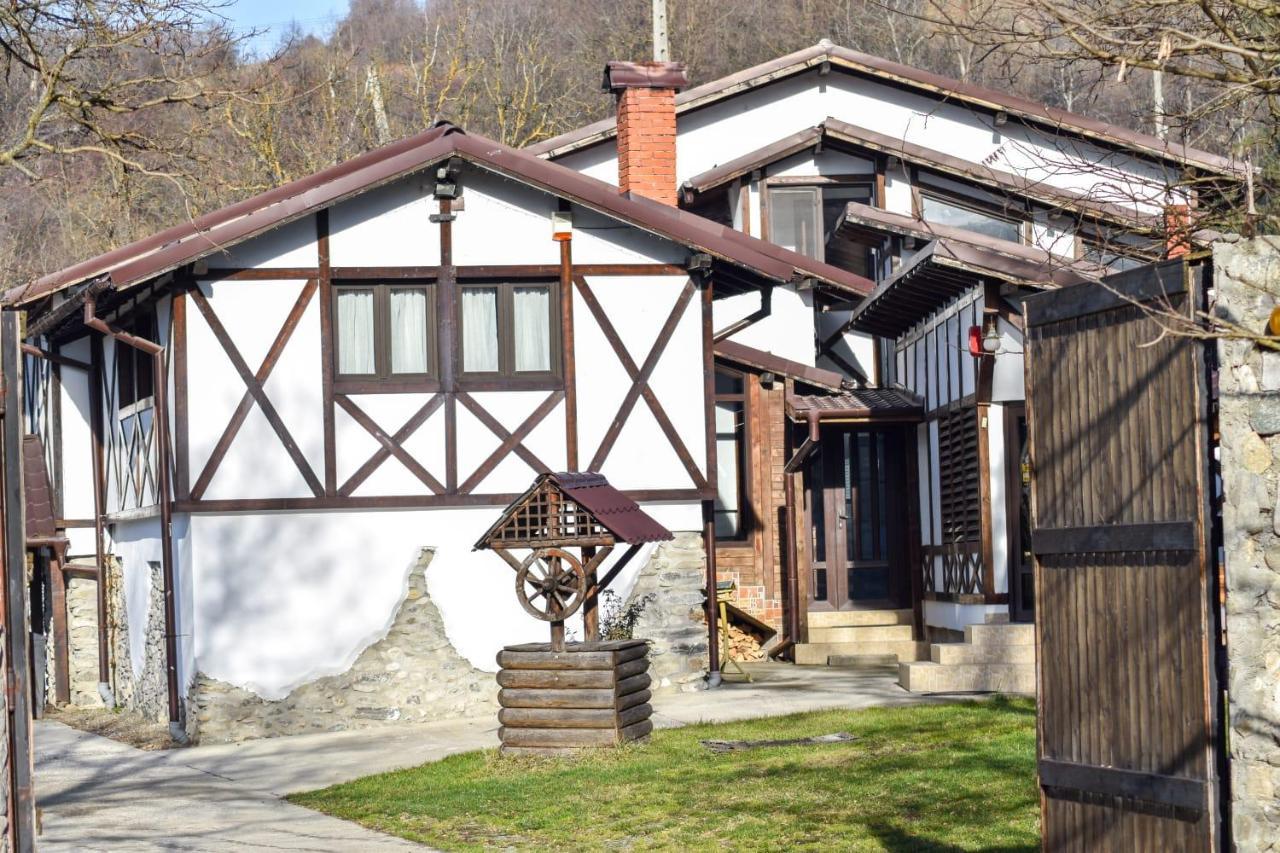 Cazarma Cavalerilor Bed & Breakfast Câmpulung Exterior foto