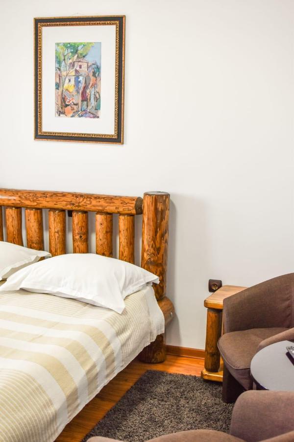 Cazarma Cavalerilor Bed & Breakfast Câmpulung Exterior foto