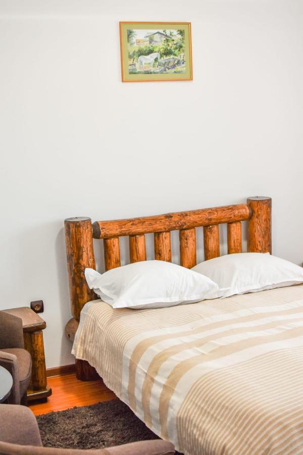 Cazarma Cavalerilor Bed & Breakfast Câmpulung Exterior foto